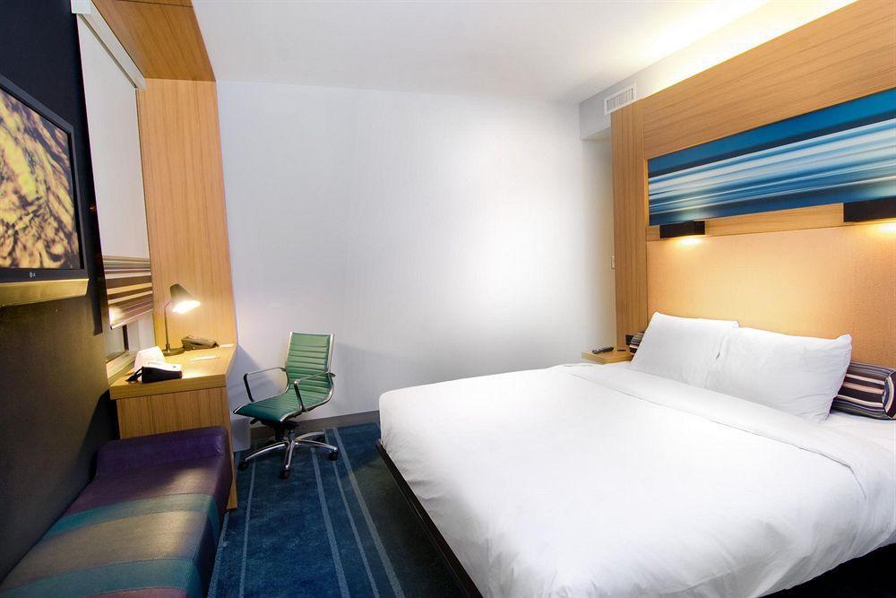 Aloft Vaughan Mills Room photo